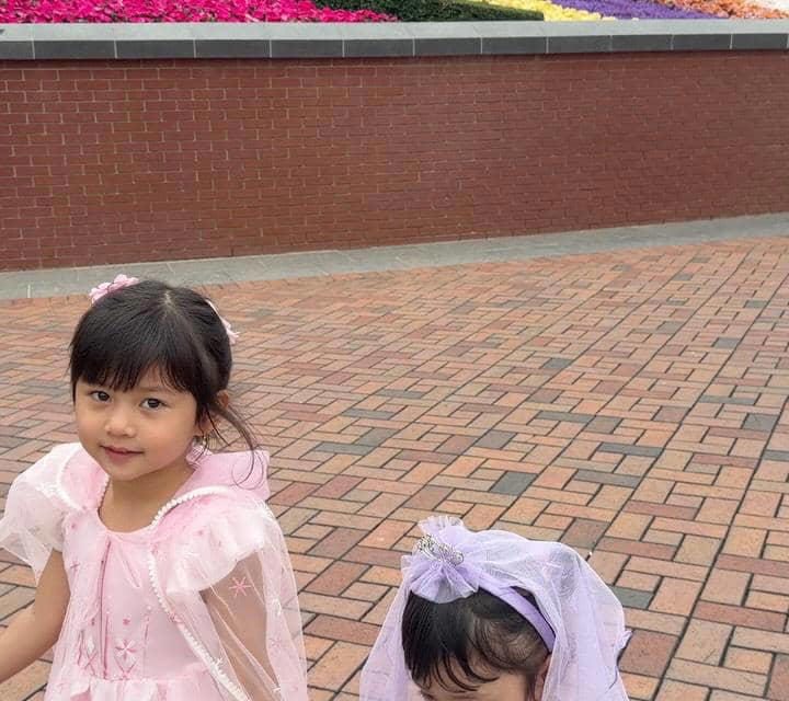 Potret Hangat Winona Willy Ajak Anak-Anak Main Ke Disneyland
