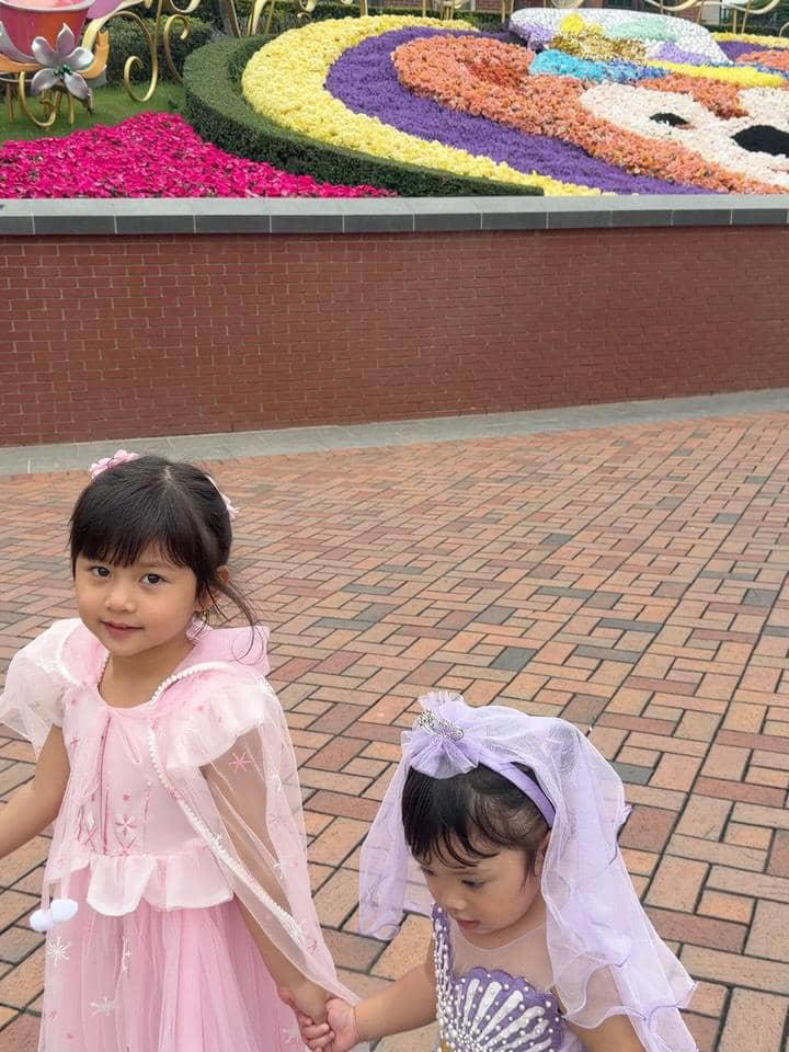 Potret Hangat Winona Willy Ajak Anak-Anak Main Ke Disneyland