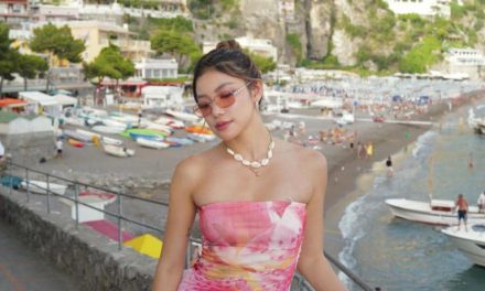 Potret Regina Phoenix Liburan Di Amalfi Coast, Super Estetik!