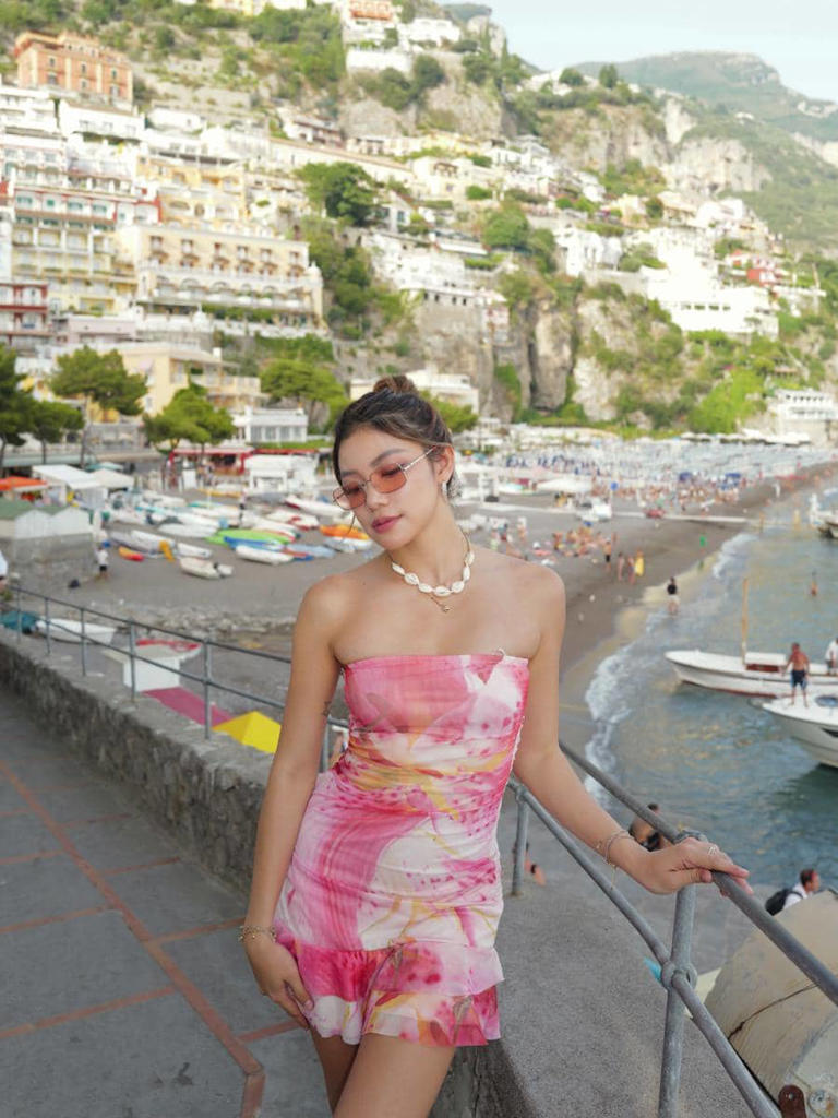 Potret Regina Phoenix Liburan Di Amalfi Coast, Super Estetik!