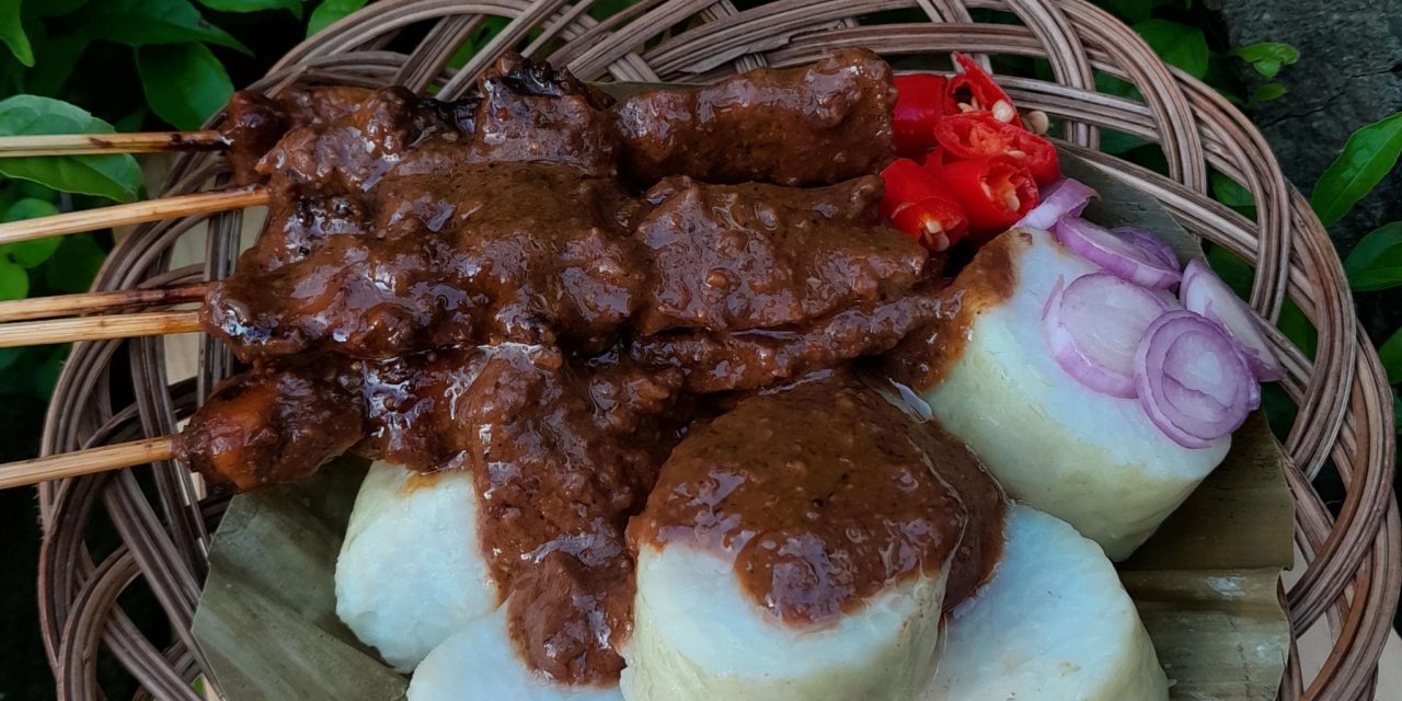 Bukan Sekadar Sate! Lontong Sate Jadi Kuliner Nusantara