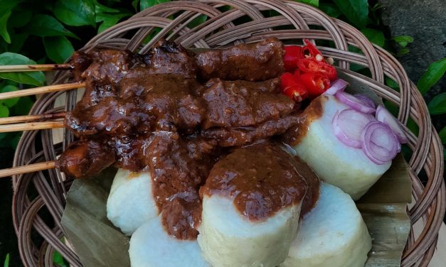 Bukan Sekadar Sate! Lontong Sate Jadi Kuliner Nusantara