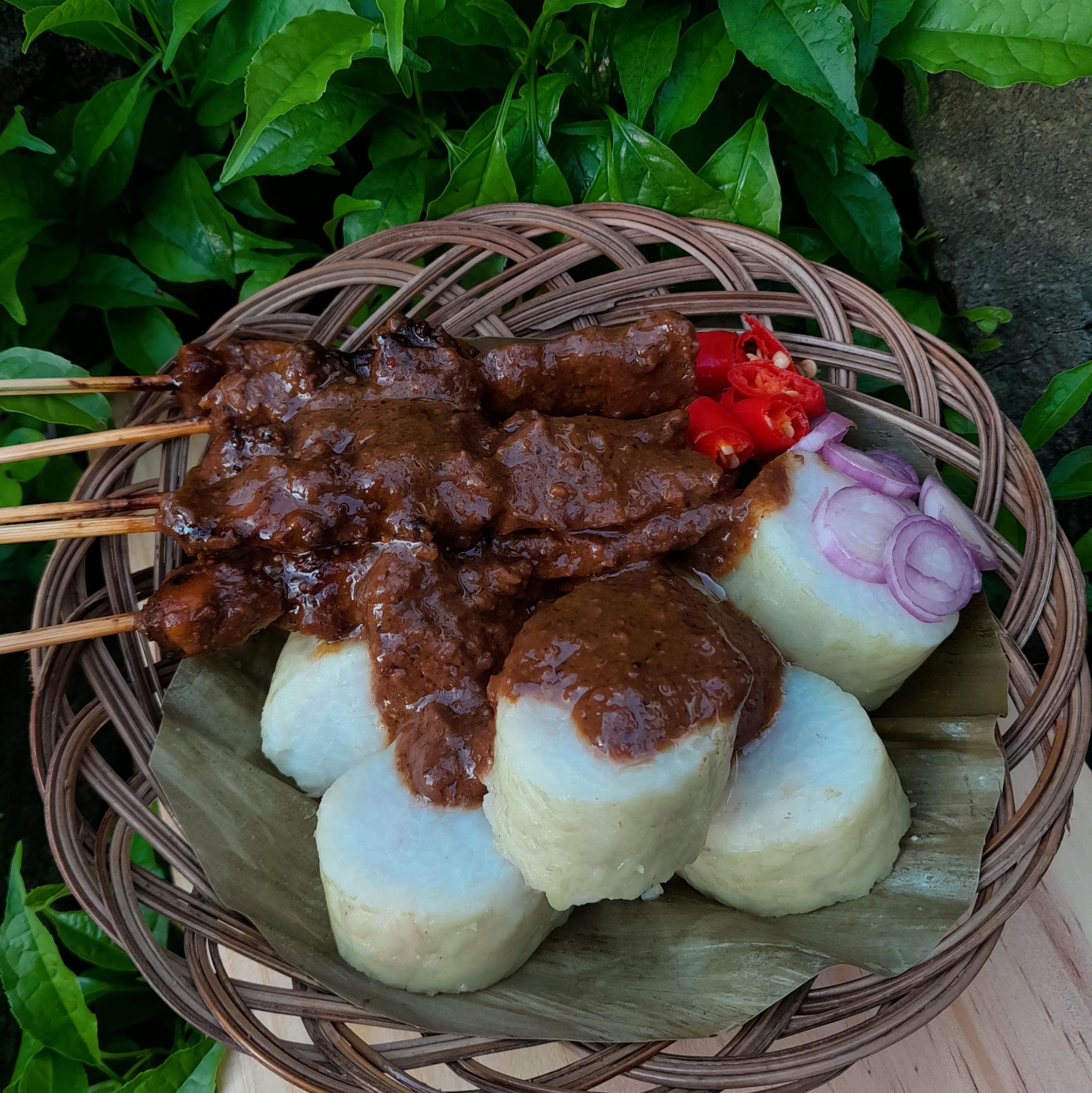 Bukan Sekadar Sate! Lontong Sate Jadi Kuliner Nusantara