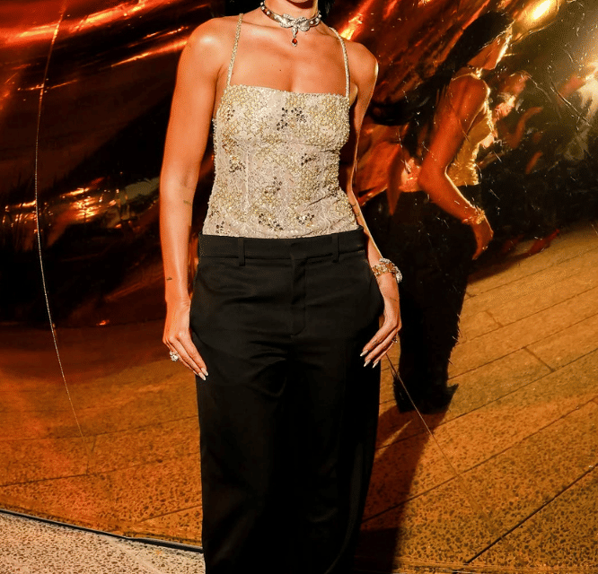Elegan Dan Memesona! Dua Lipa Hadir Di Bvlgari New York
